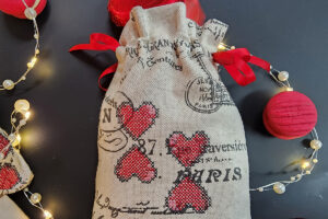 Read more about the article Valentine’s Cross Stitch Hearts Bag (Vertical Copy)